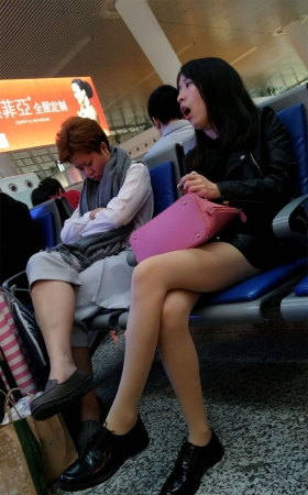 高铁站候车的肉色丝袜极品长腿长发妹子