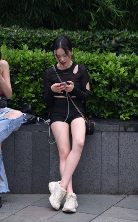 2268-7+70白皙长腿热裤女孩