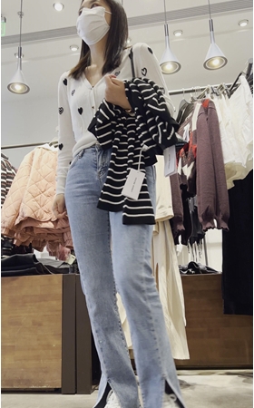 买衣服的牛仔裤小美女