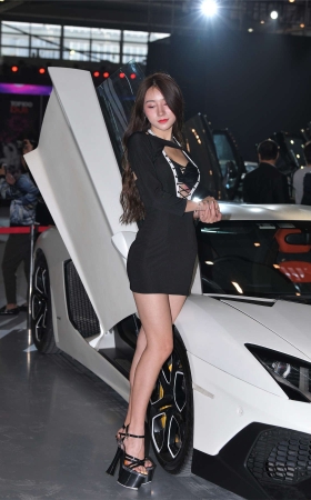 深V黑色包臀裙美女