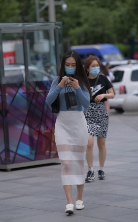 白色包臀长裙美女