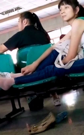 候车厅盘腿坐的美女