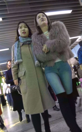 牛仔紧身美女