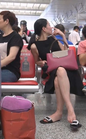 黑色连衣裙美妇