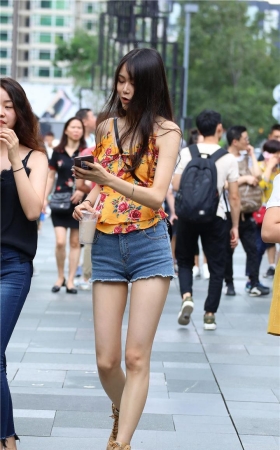 热裤大长腿的美眉3A083[30P-255M]