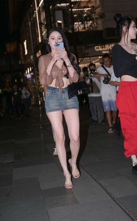 牛仔短裙大长腿