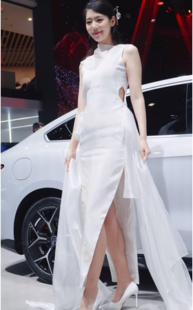 白色长裙美女