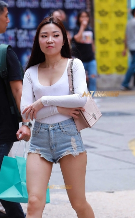 她这性感热裤是自己改装的吗 [12P]
