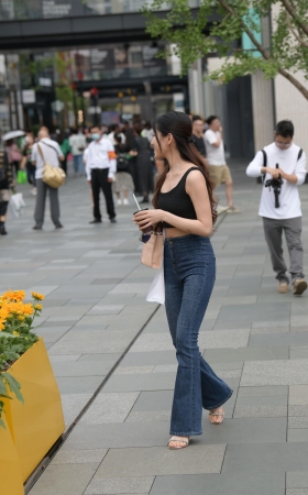 紧身牛仔款长腿美女