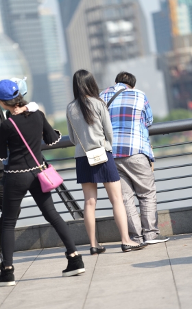 短裙美腿长发美女
