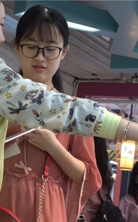 粉色长裙美脚丫凉高跟MM第二部