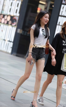 占满屏的大长腿美女 [18P]