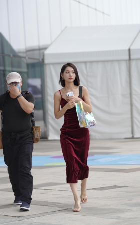 红裙气质美女