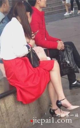 街拍极品甜美高跟美腿长裙美少妇。