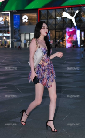 吊带花裙白皙美女 [19P]