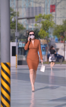 紧身连体包臀裙美女