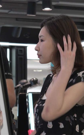一双玉足白里透红
