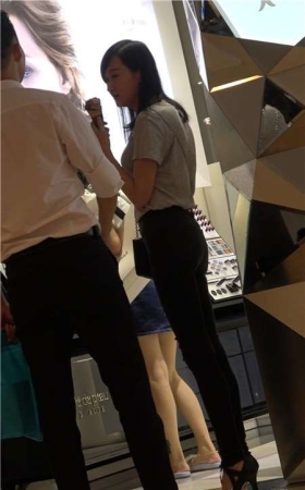 4K - 跟姐妹逛商场的超紧身裤街拍圆臀美女 [1.36 GB]