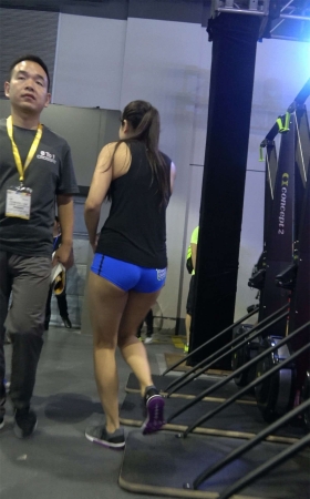 蓝色超短裤街拍美臀性感美女