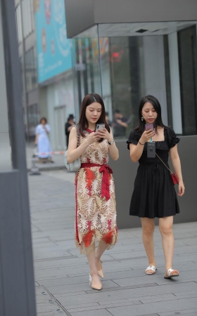 连衣裙美女