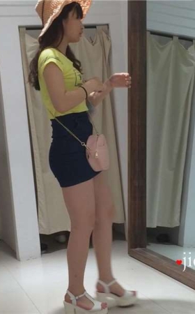 服装店试衣服的黄T恤美臀性感包臀裙美女 [1.28 GB]