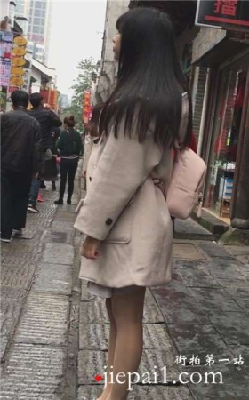 街拍等闺蜜的毛呢长外套肉丝袜青春小妹