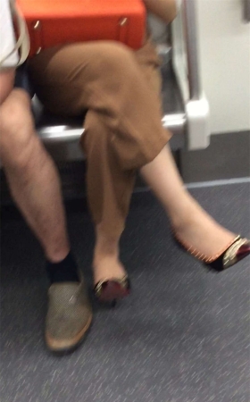 地铁上的高跟鞋靓妹