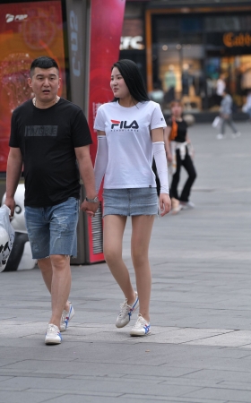 牛仔裙肉丝美腿