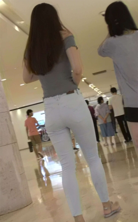 紧身裤一字肩街拍美女跟闺蜜逛商场