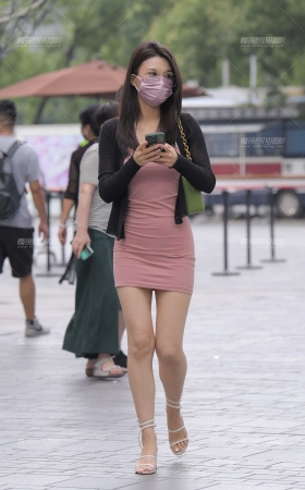 蛇形水钻高跟、浅粉包臀裙美女 [16P]