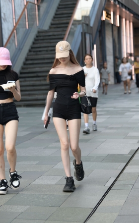 2546-7=81√热裤大白腿女孩