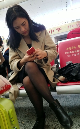 火车站黑色丝袜美女挑鞋