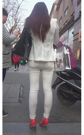 红色高跟白裤美女