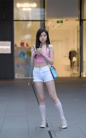 白色短裤小蛮腰