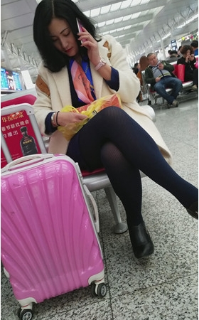 在打电话的美妇