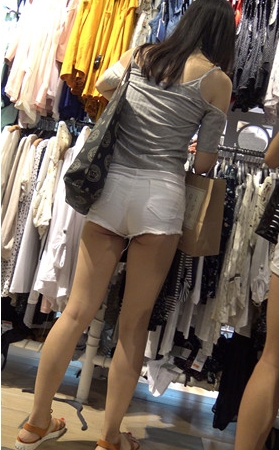 白色热裤妹子