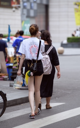 买小吃的长腿美女