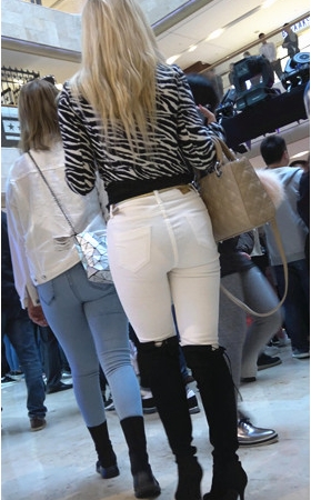 高靴白裤黄发妹子
