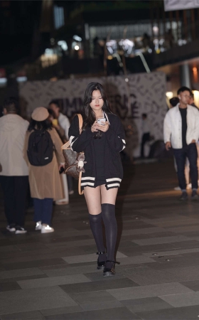 夜拍黑色高筒丝袜美眉