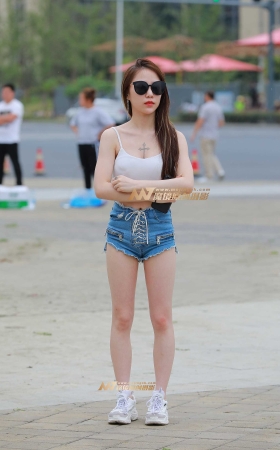 小背心，小月牙，小美眉 [15P]