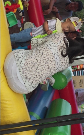 带孩子的白裤少妇