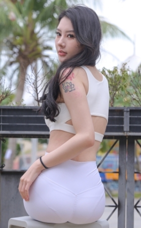 白色短裤美女