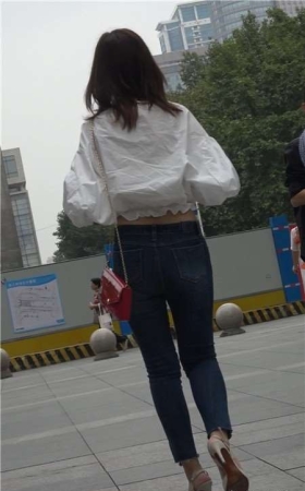 4K - 紧身蓝牛白衬衫街拍性感高跟鞋气质美女姐姐[0.98 GB]
