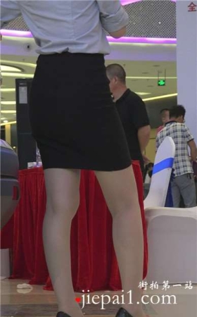 身材超赞的美女汽车销售员，OL职业装美腿配高跟