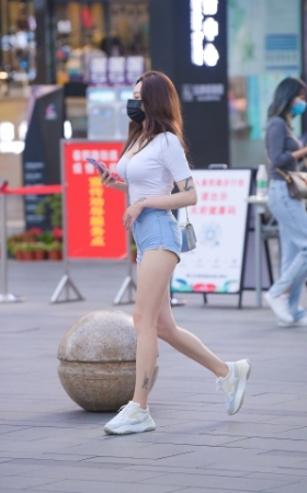 高腰热裤大长腿小姐姐