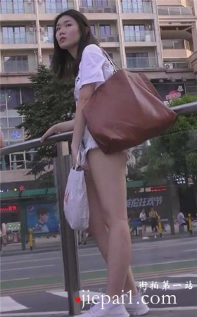 街拍超短碎边热裤运动鞋青春妹子 [576 MB]
