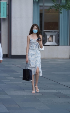 街拍吊带长裙美女