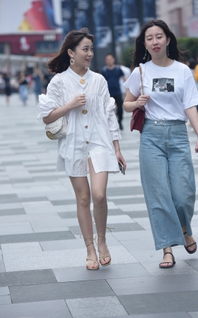 白裙子美女