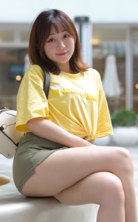 绿色短裙女孩