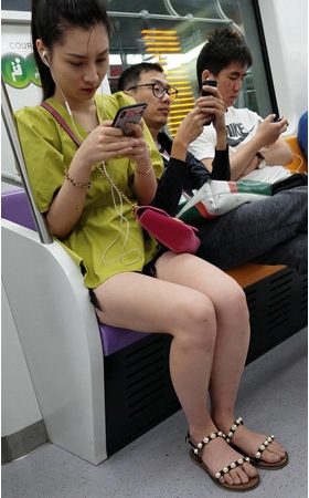 地铁上听歌的美腿美女